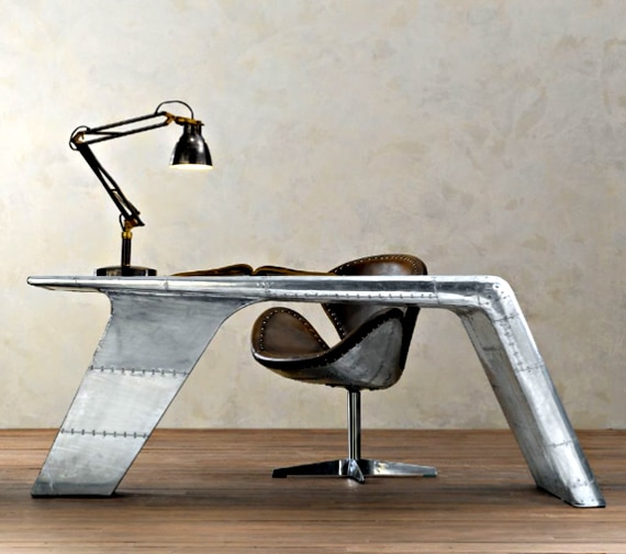 Het iconische wing desk ontwerp gemaakt in de vorm van een aluminium vliegtuigvleugel.