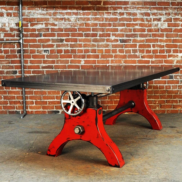 Een Hure Crank tafel ontwerp met een rood industrieel onderstel van ijzer en metalen tafelblad.