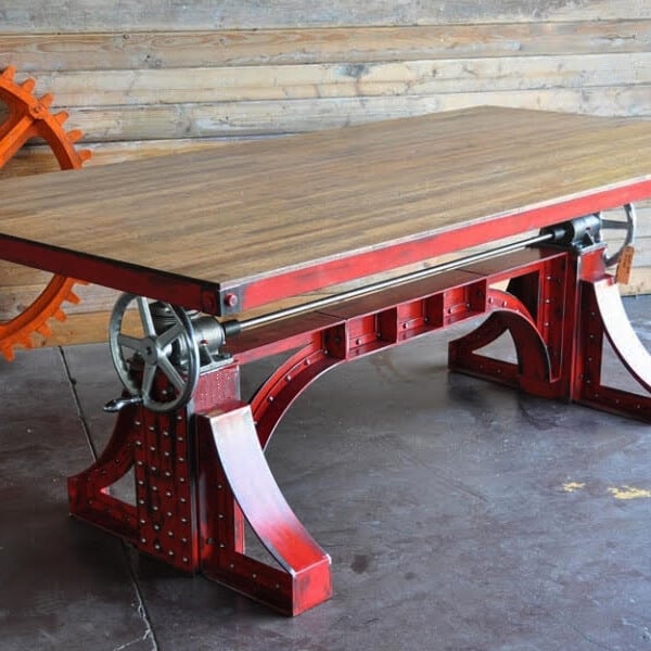 Deze opdraaitafel Brugge is een origineel Crank tafel ontwerp met houten tafelblad en rood onderstel.