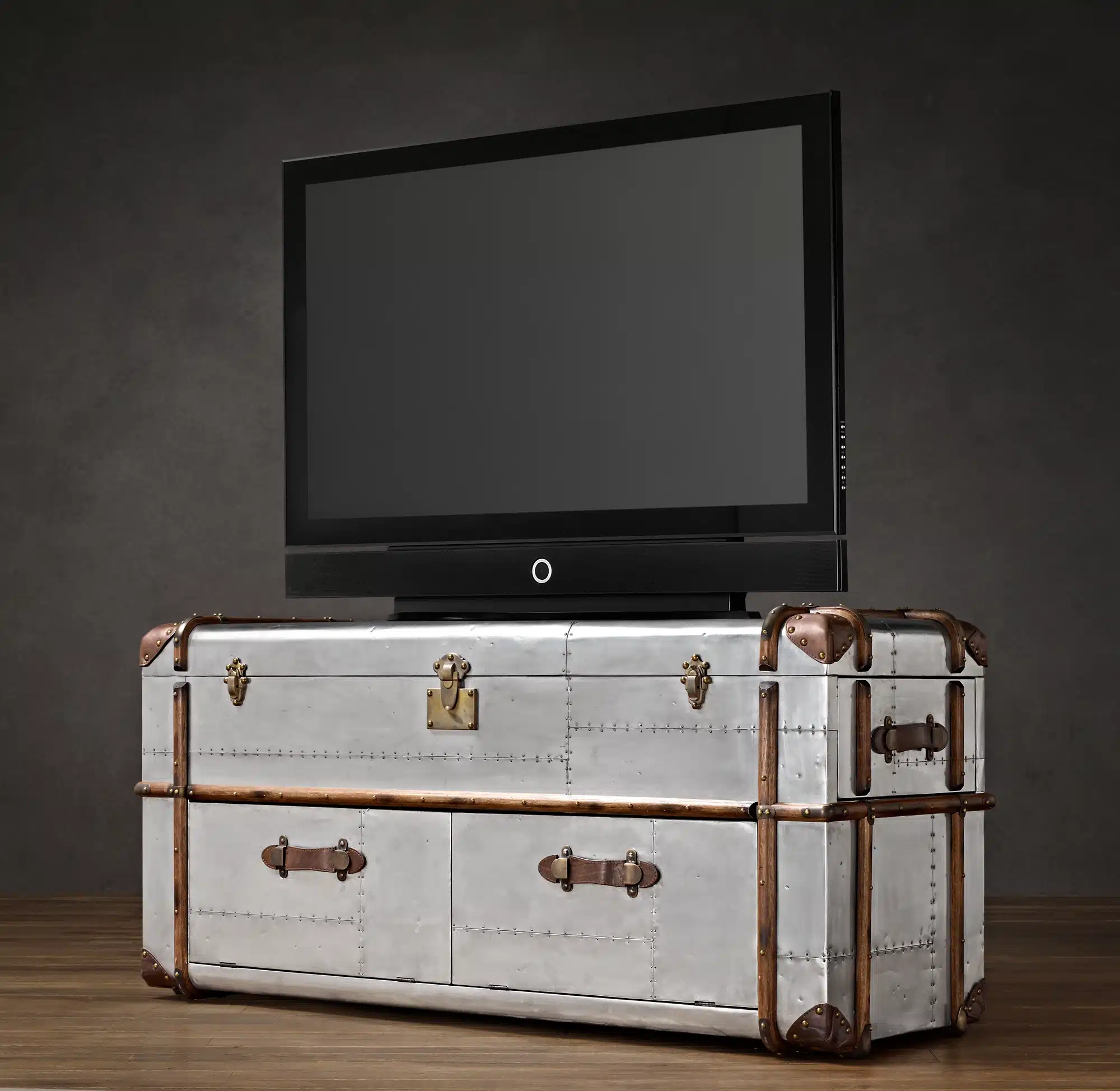 Het Trunk TV meubel is een heel handig aluminium patchwork kast uit de Richards' Trunk collectie.