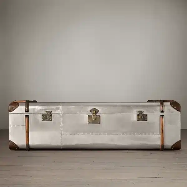 Een Trunk salontafel op een aluminium patchwork afwerking op een stevige houten basis.
