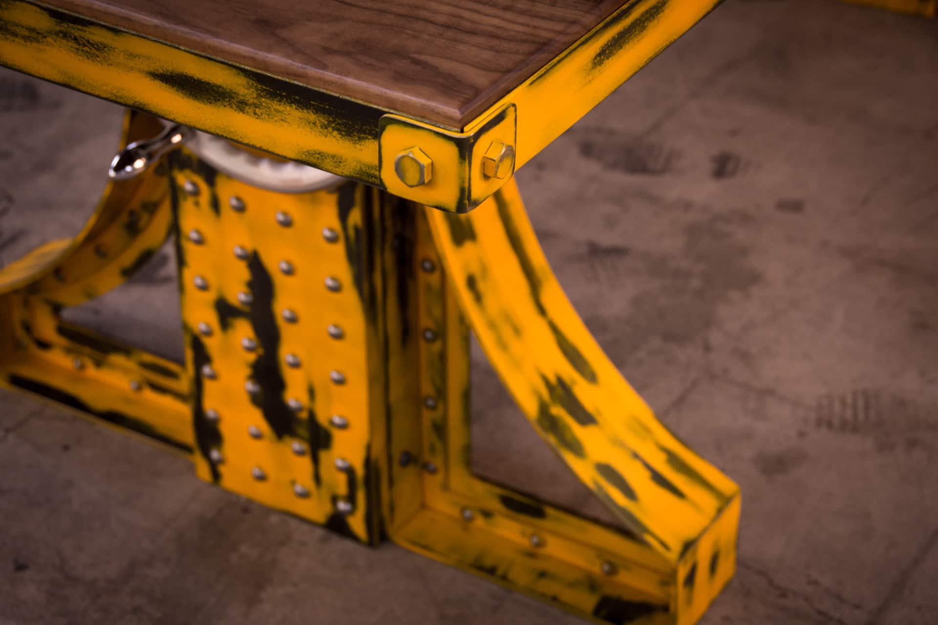 Een vintage geel in hoogte verstelbare industriële tafel.