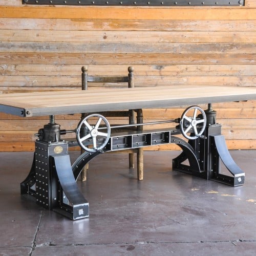 Deze opdraaitafel Bremen is een Crank tafel ontwerp met wielen aan de voorkant, houten tafelblad en zwart onderstel.