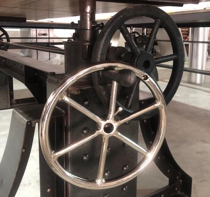 Crank wheel made of chrome or matt black.