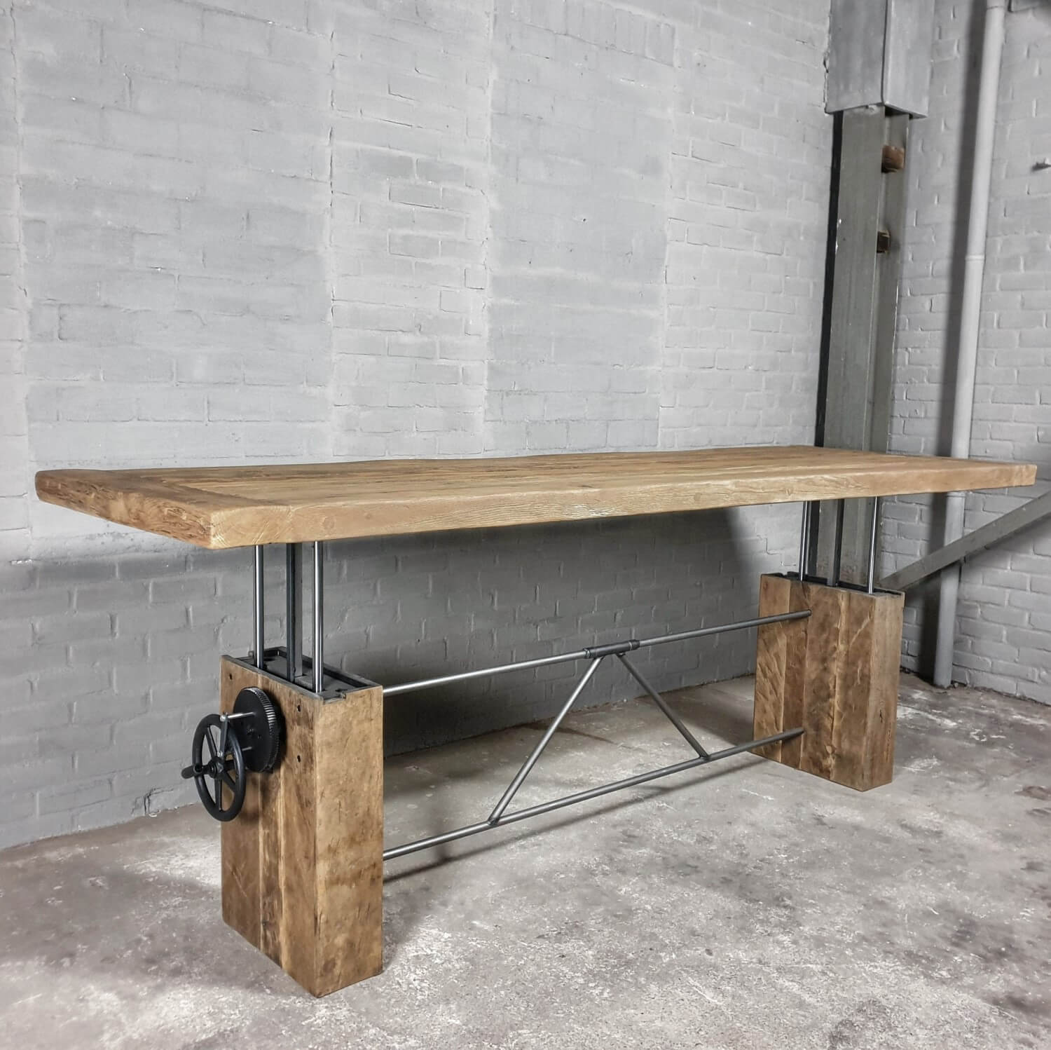Een charmant opdraaibare houten Crank tafel gemaakt van verouderd pijnboom hout.
