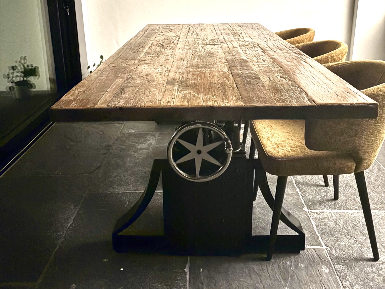 In hoogte verstelbare tafel Rock met old truck wood tafelblad 240x100 België
