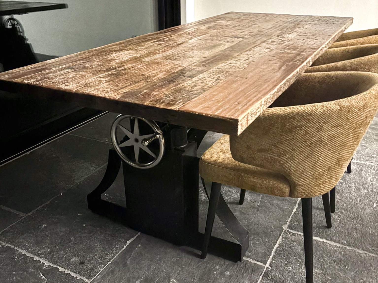 In hoogte verstelbare tafel Rock met old truck wood tafelblad 240x100 België