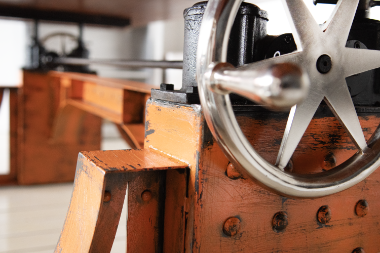 Adjustable table crank design in vintage orange