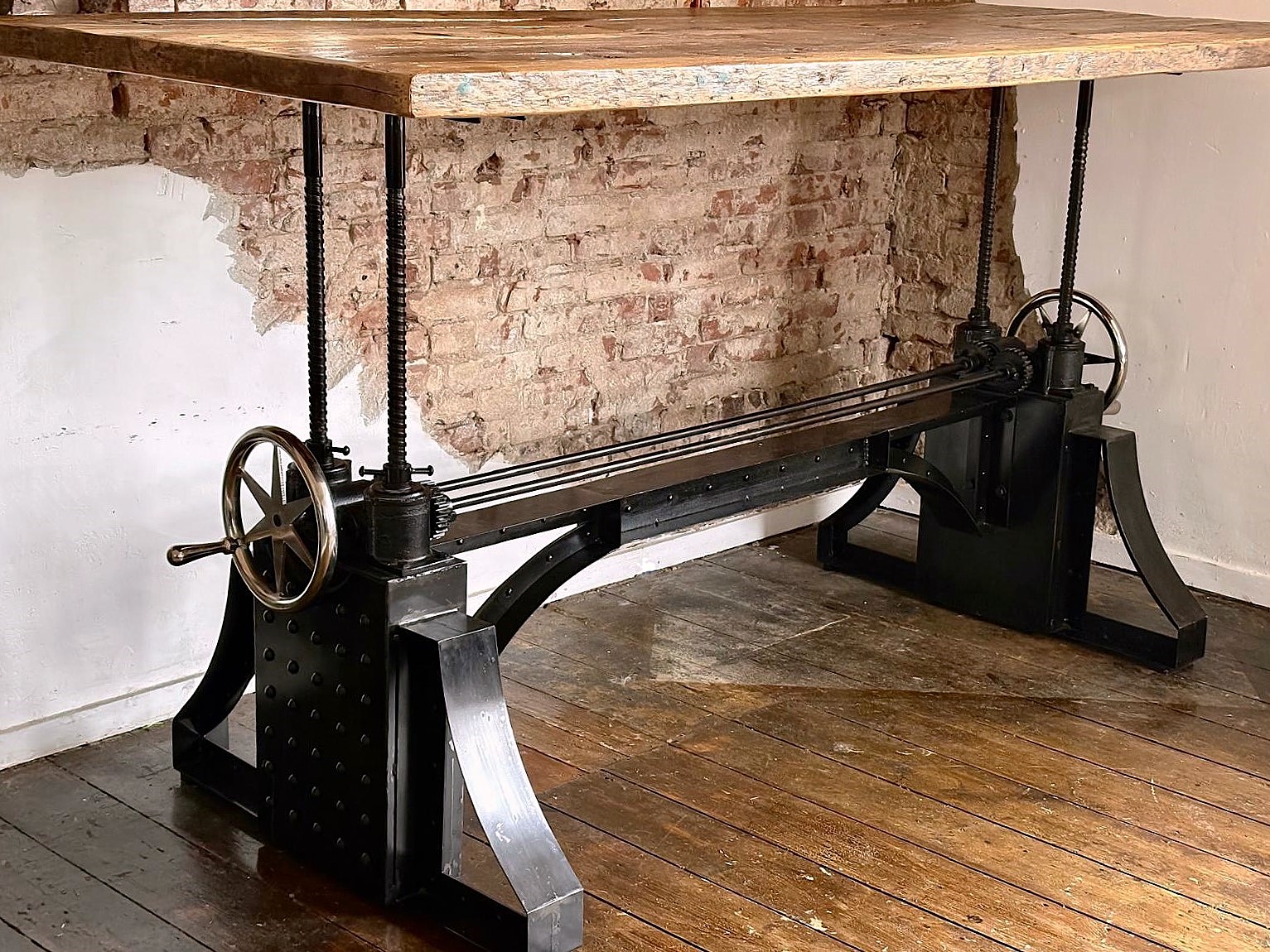 In hoogte verstelbare tafel Rock met Old Truck wood blad omhoog gedraaid.